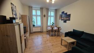 een woonkamer met een bank en een tafel bij Sarantis Apartment in Old Town Gdansk in Gdańsk