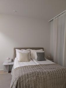 Ένα ή περισσότερα κρεβάτια σε δωμάτιο στο HENNIINA V New & Modern