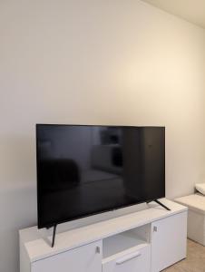 Μια τηλεόραση ή/και κέντρο ψυχαγωγίας στο HENNIINA V New & Modern