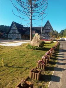 カンポス・ド・ジョルドンにあるKitnet Privativa no Portal de Campos do Jordãoの建物前の鉢