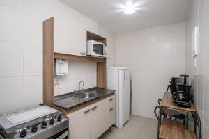 eine kleine Küche mit Spüle und Kühlschrank in der Unterkunft Studio Solar de Copacabana Vista Mar in Rio de Janeiro