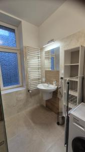 een badkamer met een wastafel, een spiegel en een raam bij Sarantis Apartment in Old Town Gdansk in Gdańsk +38 foto's