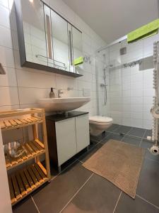 Ένα μπάνιο στο Apartments Soldanella