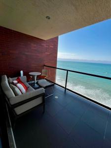 Una sala de estar con un sofá y vista al mar. en Ocean View Total Comfort, en Manta
