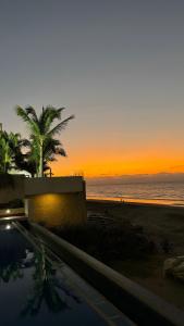 puesta de sol en la playa con piscina en Ocean View Total Comfort, en Manta 7 fotos más