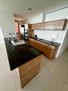 una cocina con fregadero y encimera en Ocean View Total Comfort, en Manta