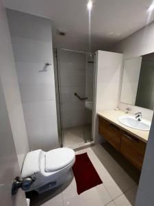 Un baño con inodoro, lavabo y ducha. en Ocean View Total Comfort, en Manta