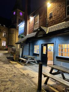 ストーンにあるThe Bridge innの建物の外にあるピクニックテーブル