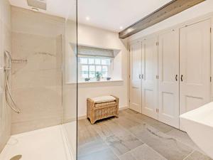 Culgaithにある5 Bed in Eden Valley SZ111のバスルーム(ウォークインシャワー、ガラス張りのシャワーブース付) +62枚の写真