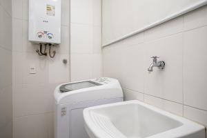 ein weißes Badezimmer mit Waschbecken und Toilette in der Unterkunft Studio Solar de Copacabana Vista Mar in Rio de Janeiro