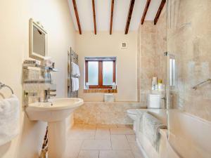 a bathroom with a sink and a tub and a toilet at 2 Bed in Digby 91059 in Ashby de la Launde +8 photos