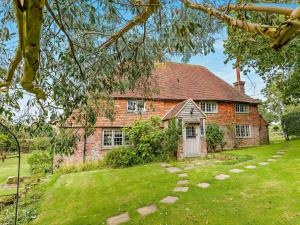 an old brick house on a green yard at 4 Bed in Icklesham BT067 in Icklesham