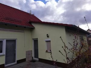a bee sits on the side of a house at Fewo Kretsche in Boxberg