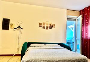 un dormitorio con una cama y una ventana en Central apartaments, en Bérgamo