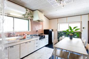 Casa Stay 7 - Vacation STAY 25344v的配有桌子、水槽和炉灶的厨房