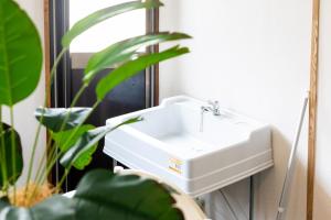 Casa Stay 7 - Vacation STAY 25344v的浴室里的一个白色水槽,旁边是镜子 更多73张照片