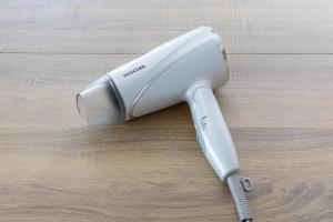 Casa Stay 7 - Vacation STAY 25344v的一张木桌上放着一个白色的石头。