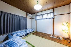 Casa Stay 7 - Vacation STAY 25344v的有三张床和一扇窗户的房间