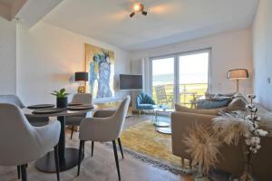 a living room with a couch and a table and chairs at Fewo Gestrandet in Norderney