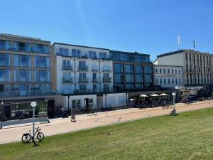 a building with a bike parked in front of it at Fewo Gestrandet in Norderney