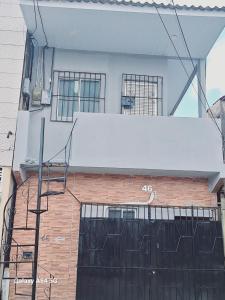 a white billboard on the side of a building at Apto no centro de Belém Nos altos in Belém