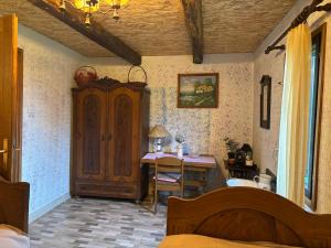 een slaapkamer met een bureau en een houten kast bij Hiža Bake Veronike in Hrašćina