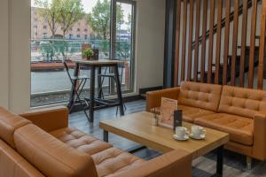 un soggiorno con due divani e un tavolo di Dockside Aparthotel, Best Western Signature Collection a Liverpool