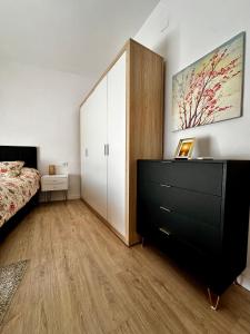 アギラスにあるAguilas Home Beach by Joanのベッドルーム1室(ベッド1台、ドレッサー付)