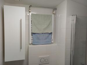 Koupelna v ubytování Vrije Vogels nu ook met verwarmde badkamer + 48 fotografií