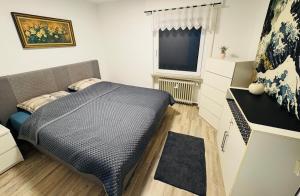 ein kleines Schlafzimmer mit einem Bett und einem Fenster in der Unterkunft WohnZeit Warstein in Warstein