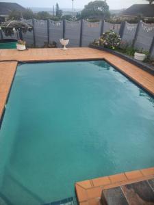 een groot zwembad met blauw water bij Sunnyridge Sky East London in East London