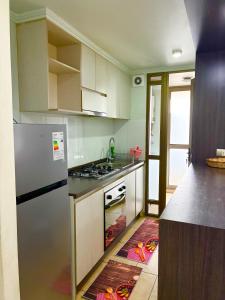 Il comprend une cuisine équipée d'un réfrigérateur et d'une cuisinière. four supérieur dans l'établissement Hermoso depto Céntrico, atención Empresas Facturas, à Chillán