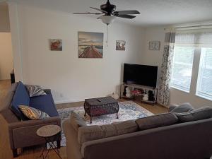 TV a/nebo společenská místnost v ubytování 3 Bed 2 Bath Inverness home - Close to all the springs & rivers - Pet friendly