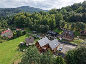 eine Luftaufnahme eines Hauses in einem Dorf in der Unterkunft Chałpy H700 in Koszarawa