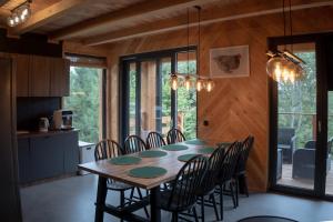 eine Küche und ein Esszimmer mit Tisch und Stühlen in der Unterkunft Chałpy H700 in Koszarawa