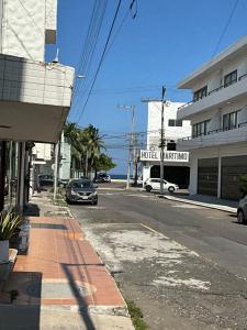 an empty street with cars parked on the side of a building at Casona el Sol in Veracruz