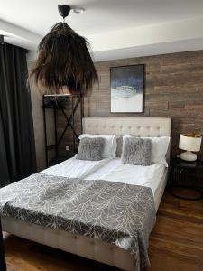 GlozheneにあるValmont Luxury Chaletの大きな白いベッドとその上に植物がある寝室