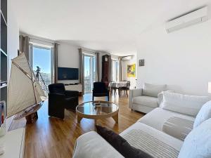 Χώρος καθιστικού στο Luxury 1 bedroom Quai St Pierre 2 mins from the Palais & Croisette 269