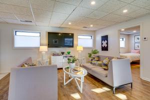 Μια τηλεόραση ή/και κέντρο ψυχαγωγίας στο Between Restaurant and Brewery! Chic Perrysburg Apt