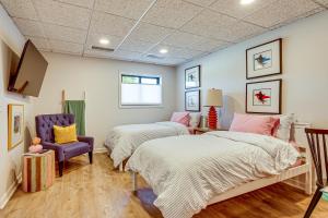 Ένα ή περισσότερα κρεβάτια σε δωμάτιο στο Between Restaurant and Brewery! Chic Perrysburg Apt