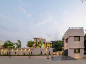 uma casa com luzes na lateral em Villa Papillon by DanCenter | Pvt Pool | Jacuzzi | Kids Room | Udaipur em Thūr mais 84 fotografias