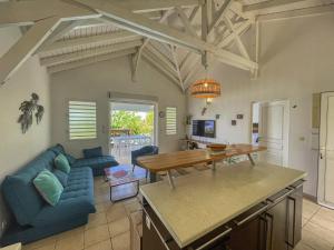 a living room with a table and a blue couch at GPSA82 - 4 pax in Fouché