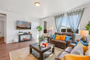 BellemontにあるBeautiful Newly Built Home with Central ACのソファとテーブルのあるリビングルーム