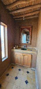 姆哈米德Stars camp的浴室里有洗手池和镜子