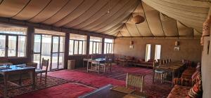 姆哈米德Stars camp的一间有桌椅和窗户的大房间 更多33张照片