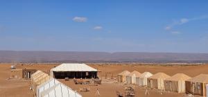 姆哈米德Stars camp的沙漠中一群帐篷
