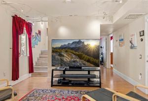 TV a/nebo společenská místnost v ubytování Eternal Treehouse Hot Tub Outdoor Oasis in Pines Entertainment Galore