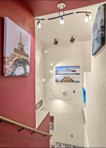 Koupelna v ubytování Eternal Treehouse Hot Tub Outdoor Oasis in Pines Entertainment Galore