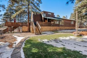 ein Haus mit einer Treppe davor in der Unterkunft Amazing Views Central AC 5 ac of Privacy Lawn Games and HOT TUB in Elden Pueblo