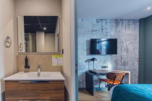 ブール・ガン・ブレスにあるHopperのバスルーム(シンク、ベッド1台、デスク付)